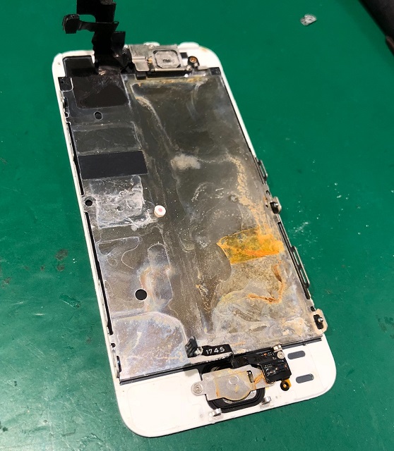 Iphoneの内部が錆びる 水没していないのに水没 夏場は注意がいっぱい Iphone修理兵庫 神戸 スマートクール イオンモール神戸北店 神戸ハーバーランドumie店 イオンモール神戸南店